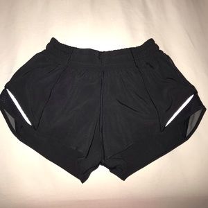 Black 2.5” Hotty Hot Lululemon shorts